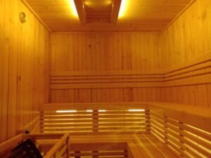 ruang sauna kayu klasik